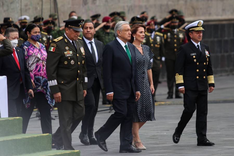 Enmarca cubrebocas y bandera izada a media asta, desfile militar encabezado por AMLO