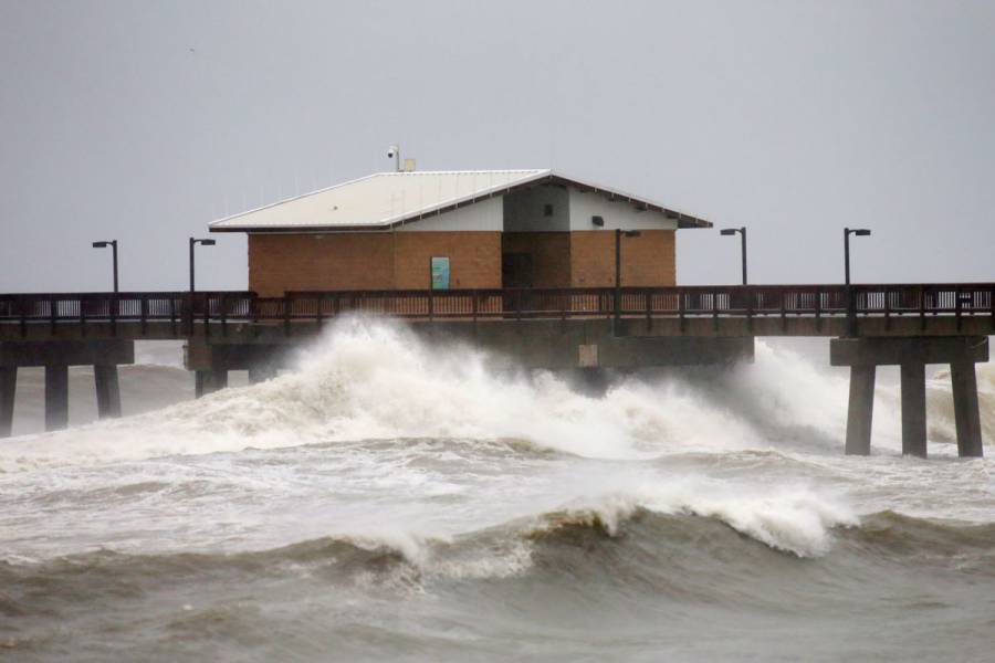 Huracán Sally toca tierra en la costa de Alabama