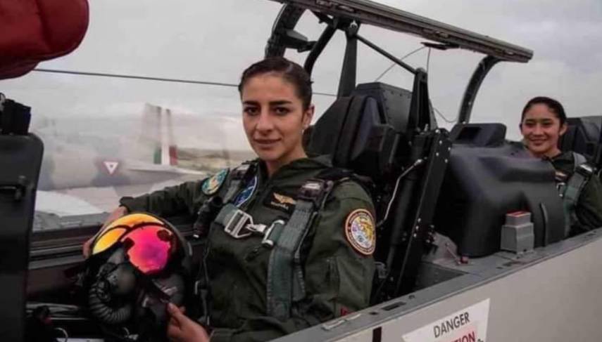 Mujeres pilotean avión en desfile militar por primera vez