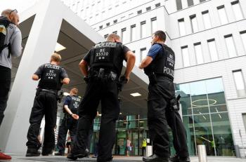 Suspenden a 29 polic&iacute;as alemanes por compartir fotos de Hitler