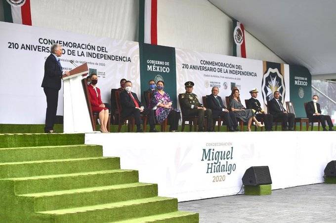 ENTREGAN PRESEA MIGUEL HIDALGO A MÉDICOS