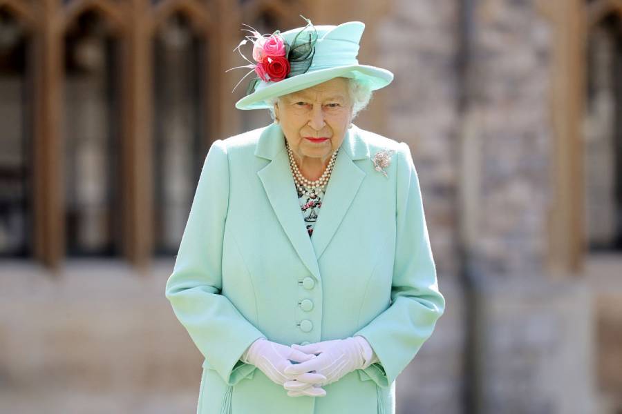 Reina Isabel despoja a Harvey Weinstein de reconocimiento británico