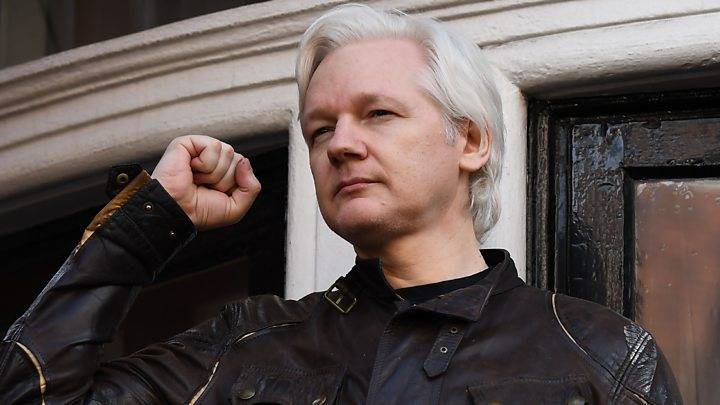 Trump ofrece indulto a Assange si revela la fuente de hackeos de correos demócratas