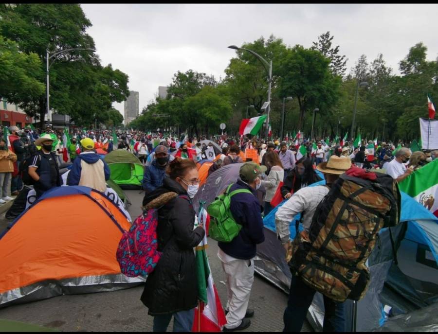 FRENAAA instala campamento en avenida Juárez de la CDMX