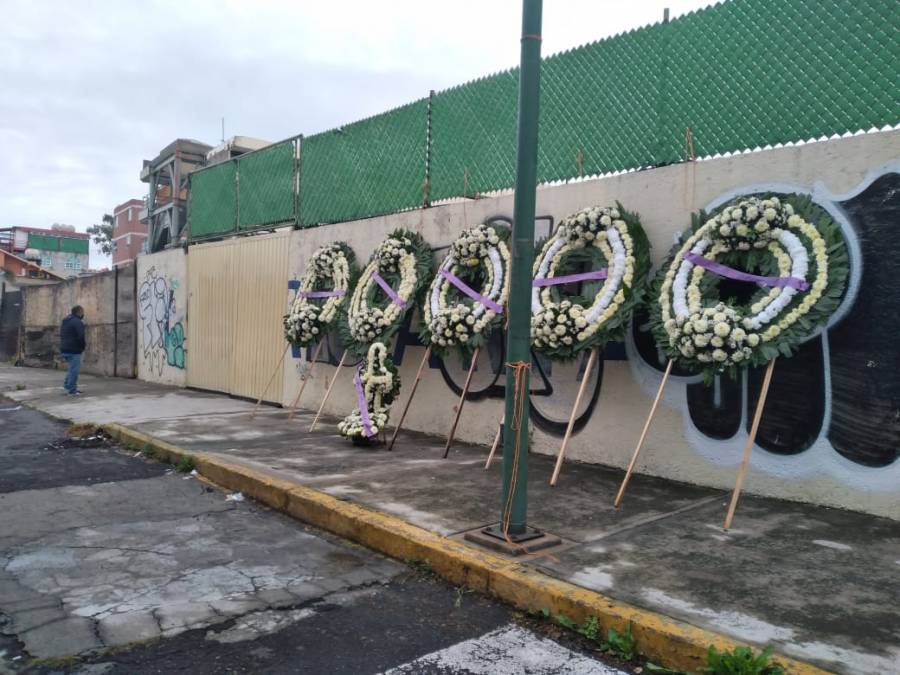 Familiares colocan ofrenda floral en memoria de víctimas del Colegio Enrique Rébsamen