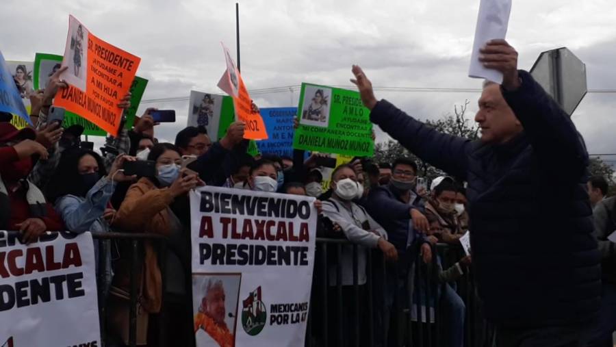 Video: AMLO atiende a manifestantes por primera vez desde el inicio de la pandemia