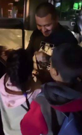 Christian Nodal les hace el día a niños que vendían dulces en la calle