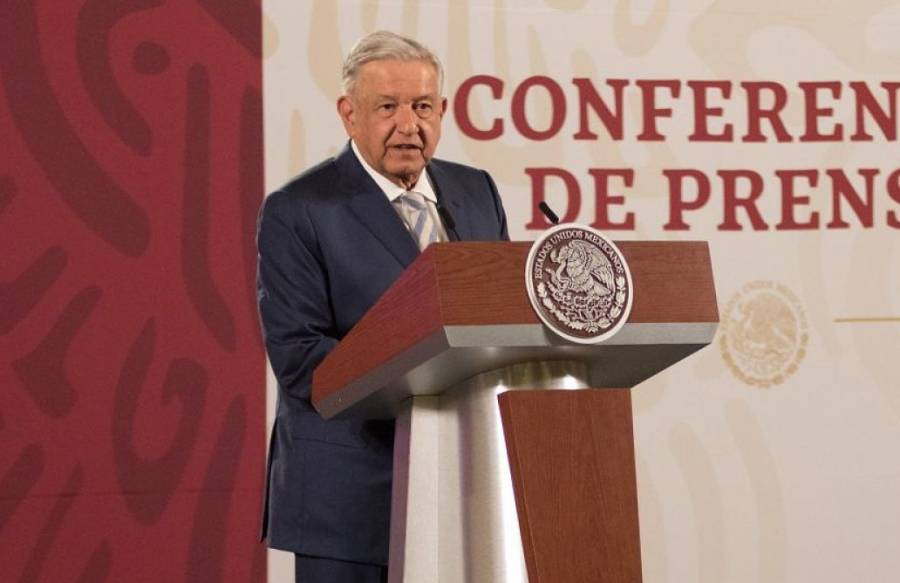 En mañanera AMLO muestra cartas a favor y en contra de su gobierno