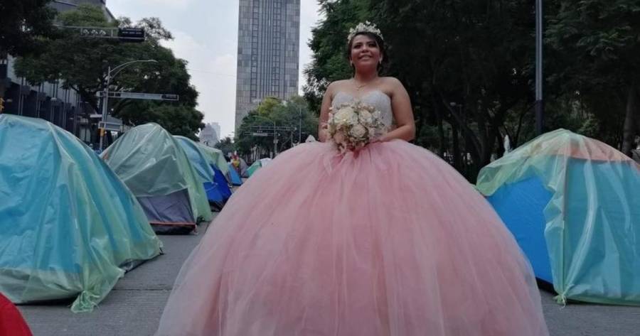 Quinceañera aprovecha tiendas de campaña de FRENAAA, y hace una sesión fotográfica