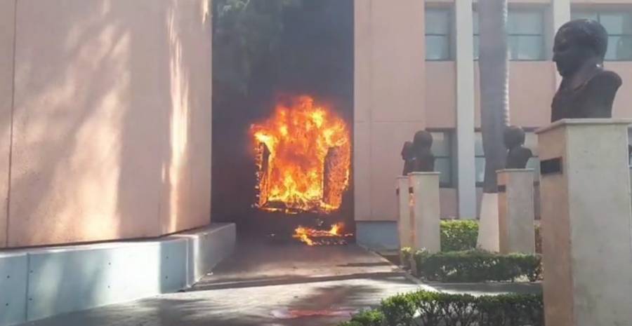 Normalistas de Ayotzinapa causan destrozos en Congreso de Guerrero