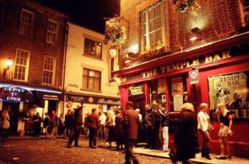 Cerrar&aacute;n temprano bares y restaurantes de Inglaterra por rebrote de Covid-19