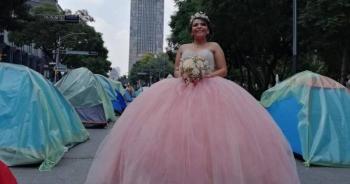 Quincea&ntilde;era aprovecha tiendas de campa&ntilde;a de FRENAAA, y hace una sesi&oacute;n fotogr&aacute;fica