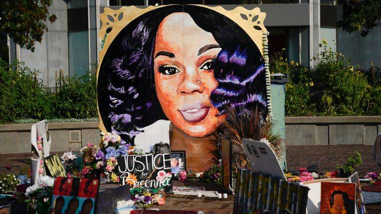 Presentan cargos contra agente involucrado en el caso Breonna Taylor