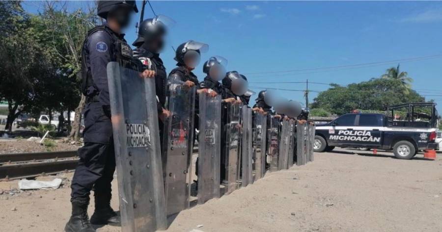 Dos policías lesionados tras enfrentamiento por bloqueo de vías en Caltzontzin, Michoacán