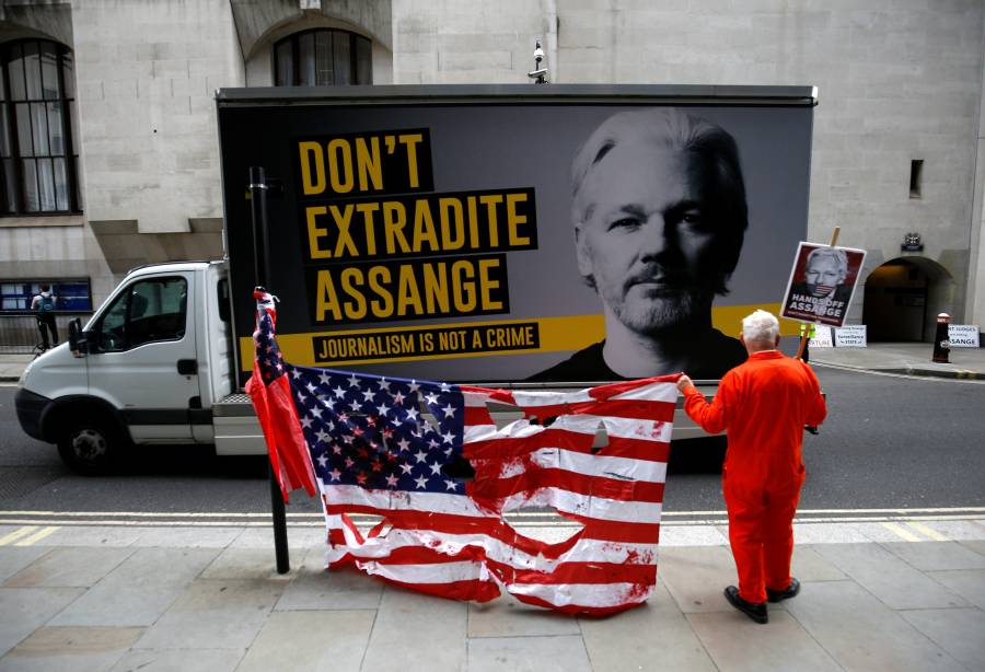 Assange oye voces y tiene  Impulsos suicidas: psiquiatra