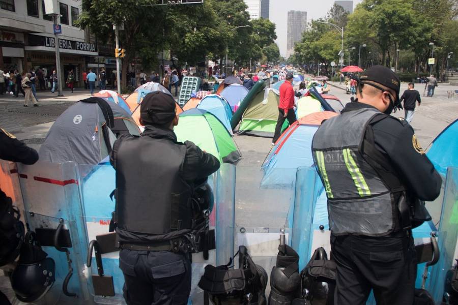 Policías se retiran de plantón del FRENAAA; manifestantes avanzan al Zócalo