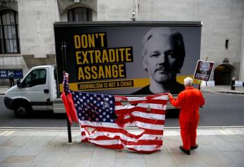 Assange oye voces y tiene  Impulsos suicidas: psiquiatra