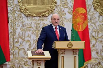 Lukashenko jura un nuevo mandato en Bielorrusia; oposici&oacute;n convoca a m&aacute;s protestas