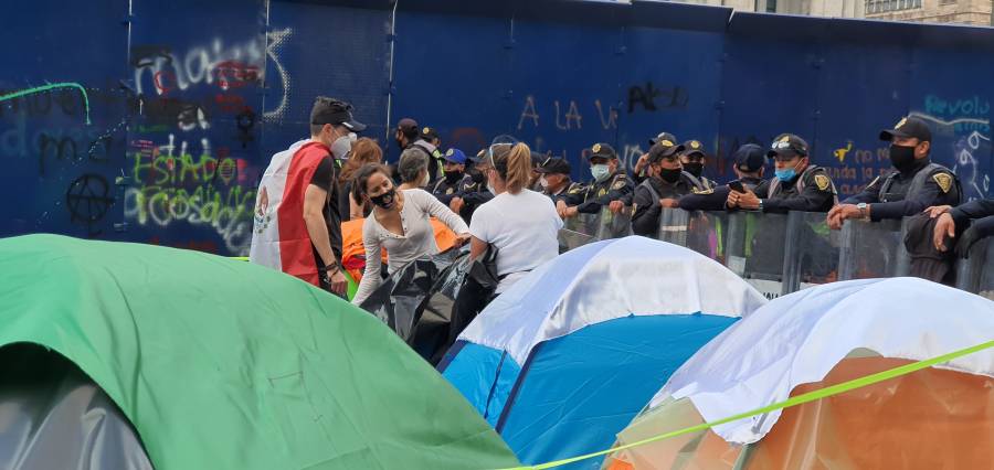 FRENAAA “ocupa” el Z&oacute;calo con desenfrenadas consignas