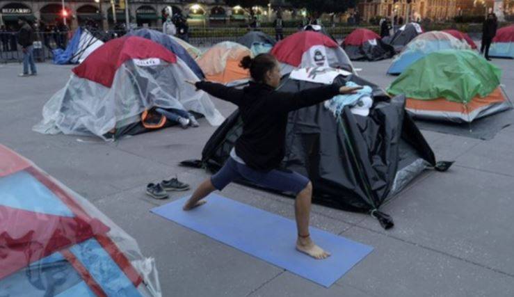 FRENA ocupa el Zócalo por segundo día; hacen yoga y otros rezan