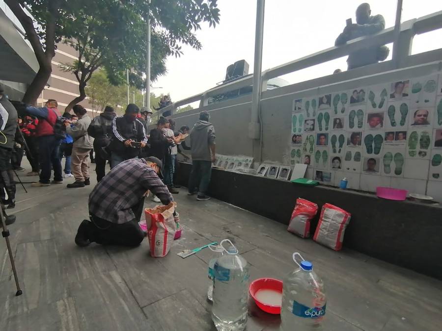 Padres de los 43 normalistas protestan en la FGR ; exigen esclarecimiento del caso