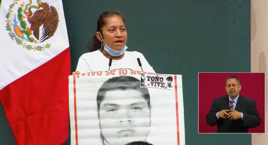 Madre de normalista de Ayotzinapa solicita a AMLO acelerar investigaciones
