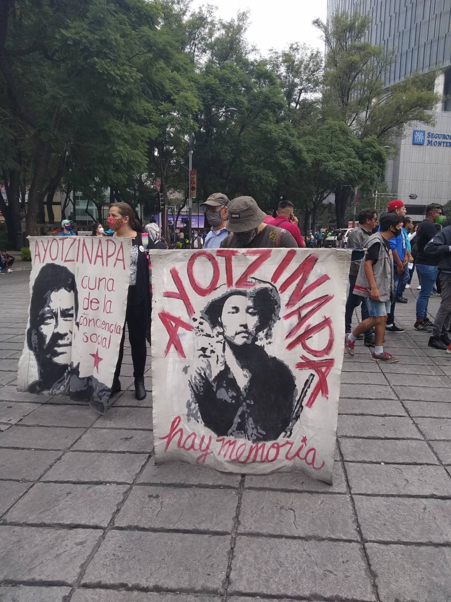 Padres de los 43 de Ayotzinapa marchan en CDMX por seis años de su desaparición