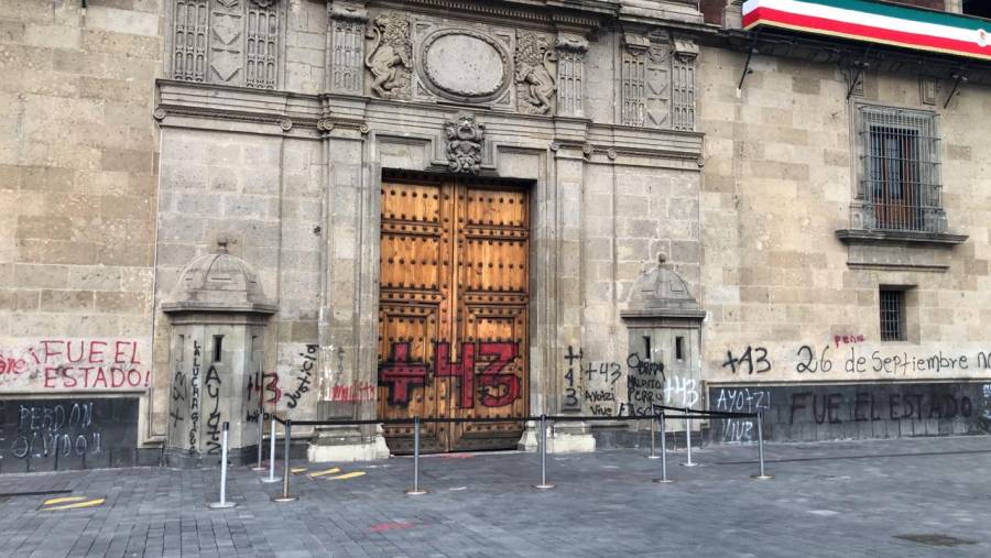 Gobierno capitalino contiene acciones de violencia de grupo ajeno en marcha por los 43 normalistas