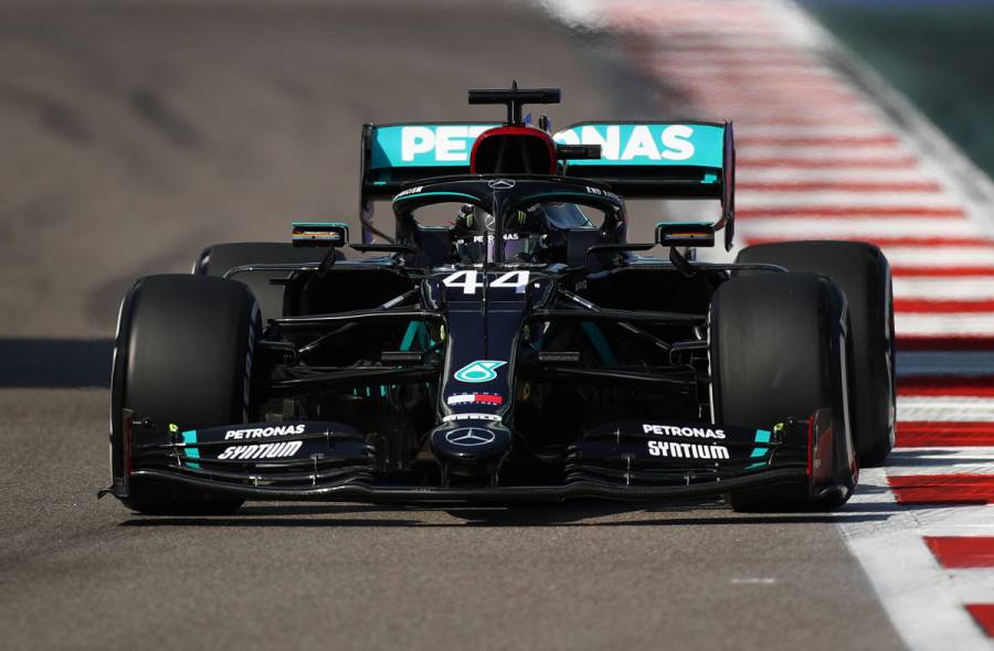 Lewis Hamilton logra la 