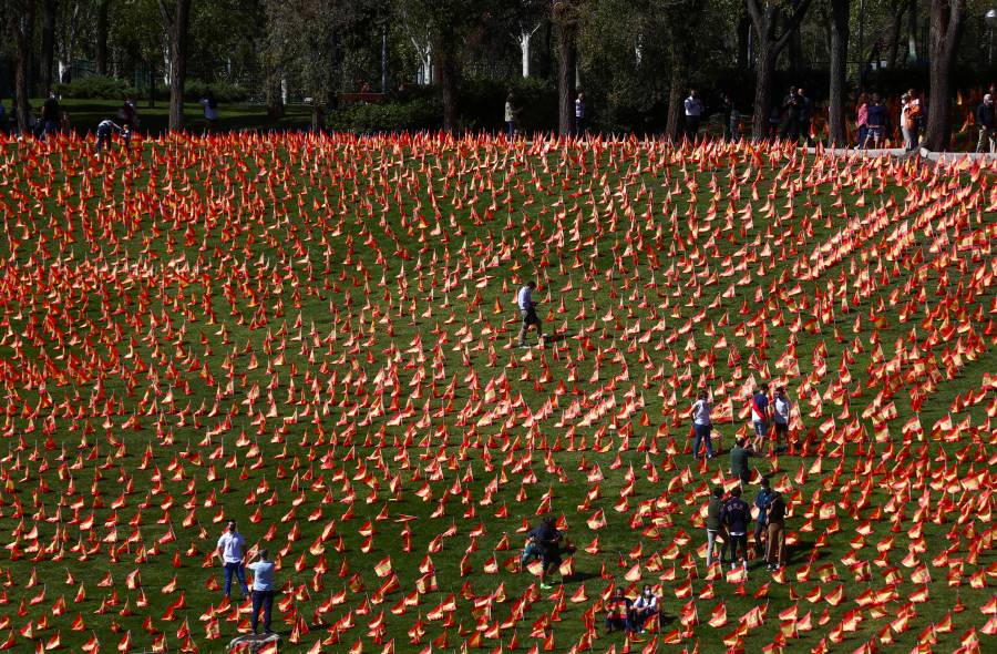 Madrid planta 53,000 banderitas  en honor a sus muertos