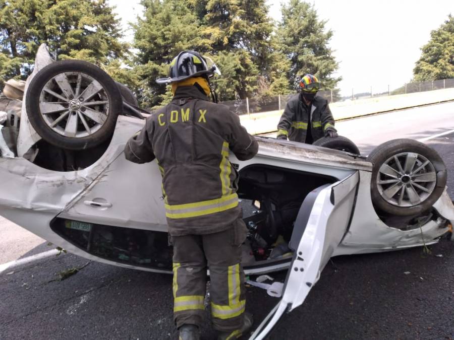 Se vuelca en carretera y huye del lugar