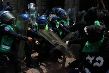 Feministas y polic&iacute;as se enfrentan en el Centro de la Ciudad de M&eacute;xico