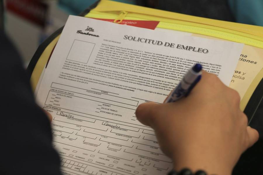 Tasa de desempleo baj&oacute; levemente a 5.2% en agosto