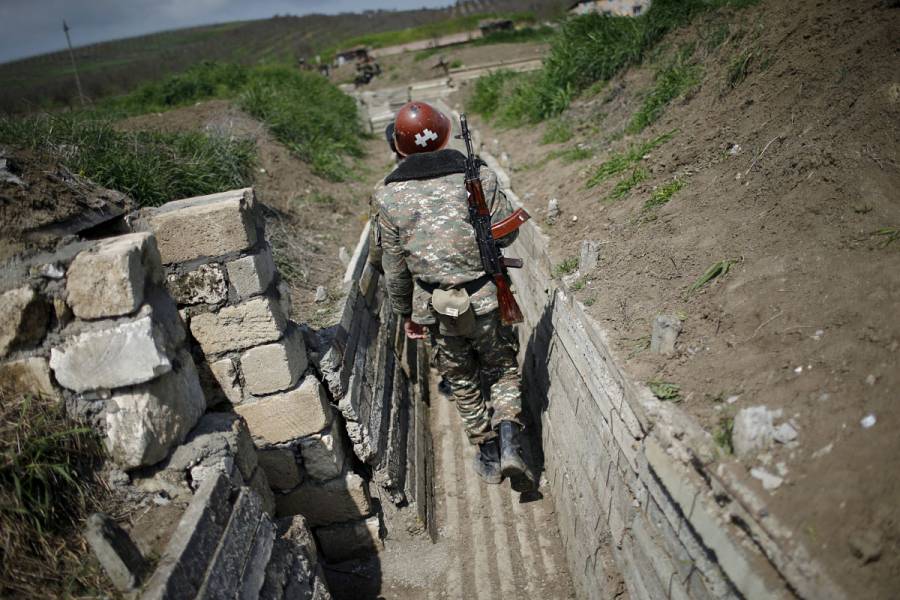 Armenia y Azerbaiyán chocan por segundo día; temen que arrastren a Rusia y Turquía