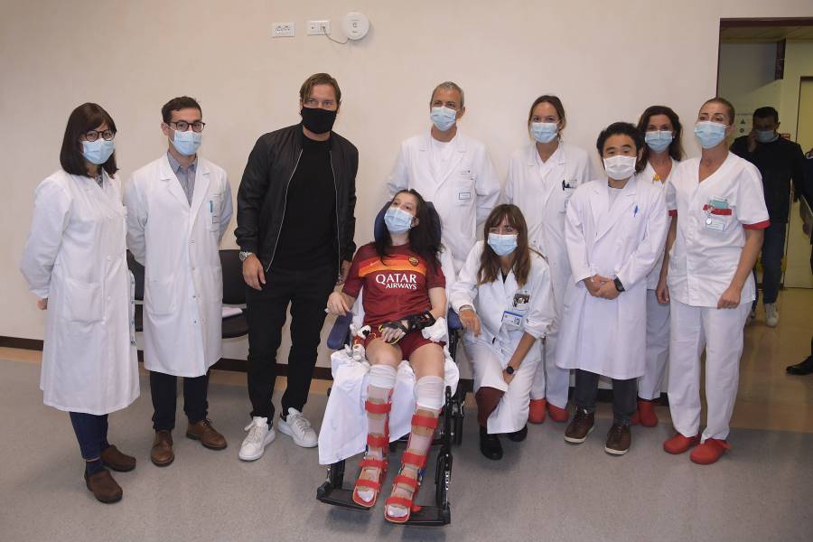 Visita Totti a futbolista que despertó del coma tras escuchar su voz