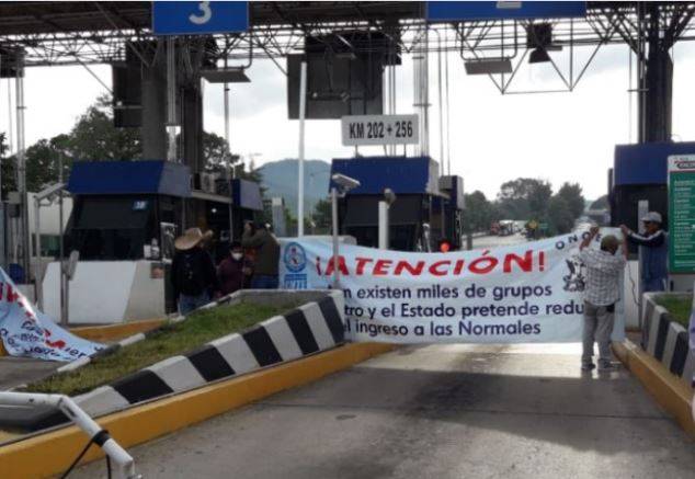 CNTE toma casetas de autopistas en Michoacán