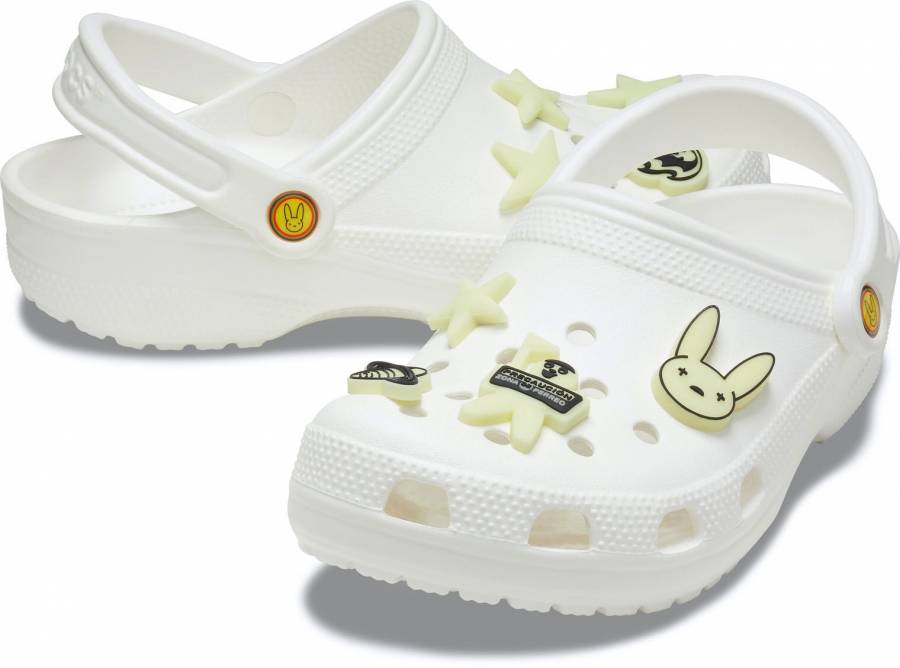 Crocs dise&ntilde;ados por el cantante Bad Bunny se agotan en minutos
