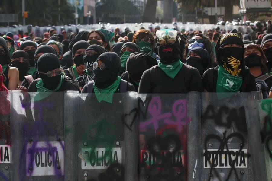 AMLO acusa infiltrados en movimiento feminista; reprueba uso de violencia en protestas