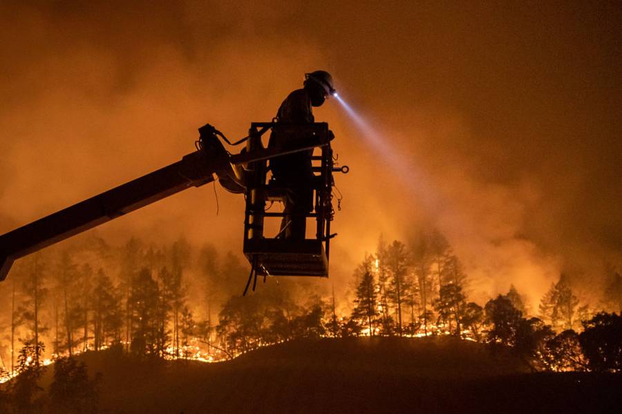 Incendio en California obliga a evacuar cientos de hogares en zona vinícola