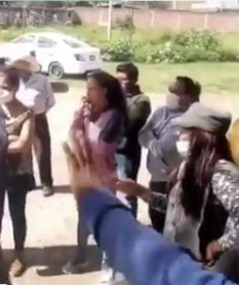 Mujer cachetea a alcalde de Tlaxcala y lo acusa de no cumplir sus compromisos