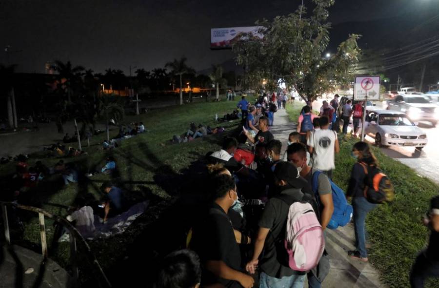 Pese a pandemia, migrantes hondureños inician caravana hacia EEUU