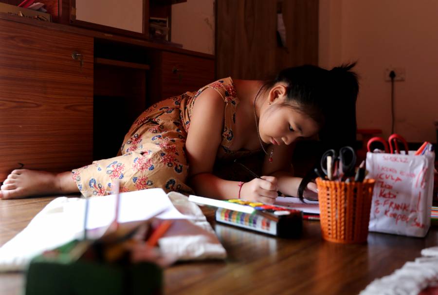India reabre escuelas, cines, albercas…