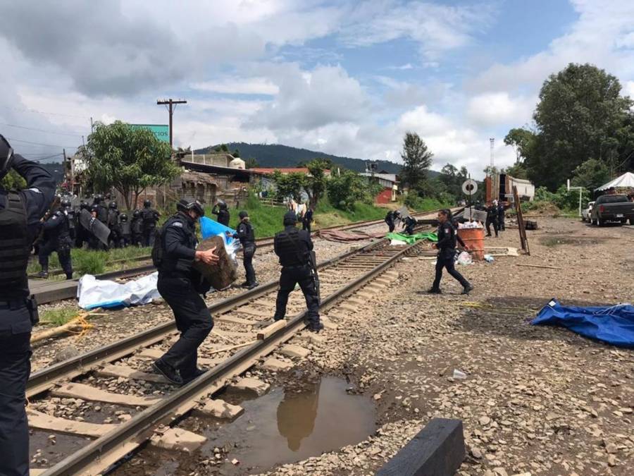Se enfrentan policías y maestros en Michoacán 