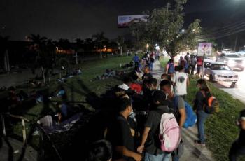 Pese a pandemia, migrantes hondure&ntilde;os inician caravana hacia EEUU