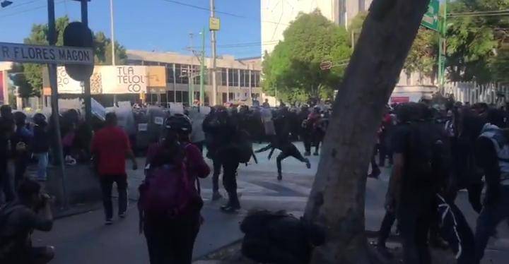 Casi para llegar a Tlatelolco, anarquistas agreden a polic&iacute;as y golpean civiles