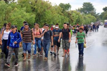 Reanudan caravanas migrantes en medio de pandemia
