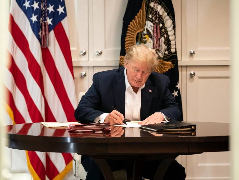 Casa Blanca difunde im&aacute;genes de Trump trabajando desde Walter Reed