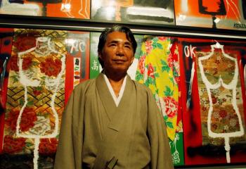 Muere por COVID-19, el legendario diseñador Kenzo Takada