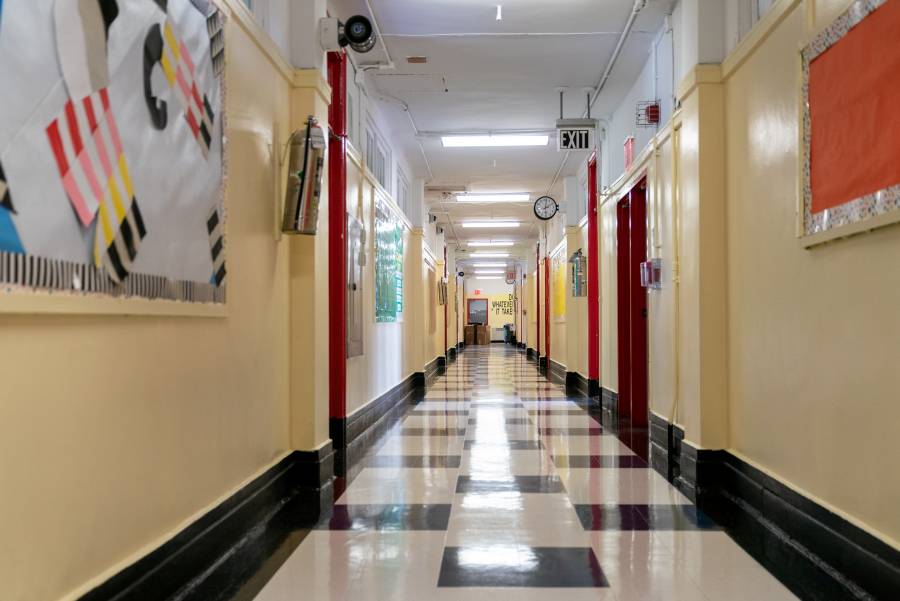 Gobernador de NY, ordena cierre de escuelas en Brooklyn y Queens
