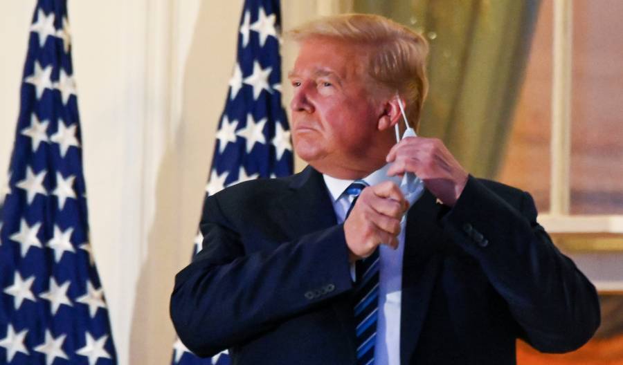 En la Casa Blanca, Trump se quita el cubrebocas; se tom&oacute; unas fotos